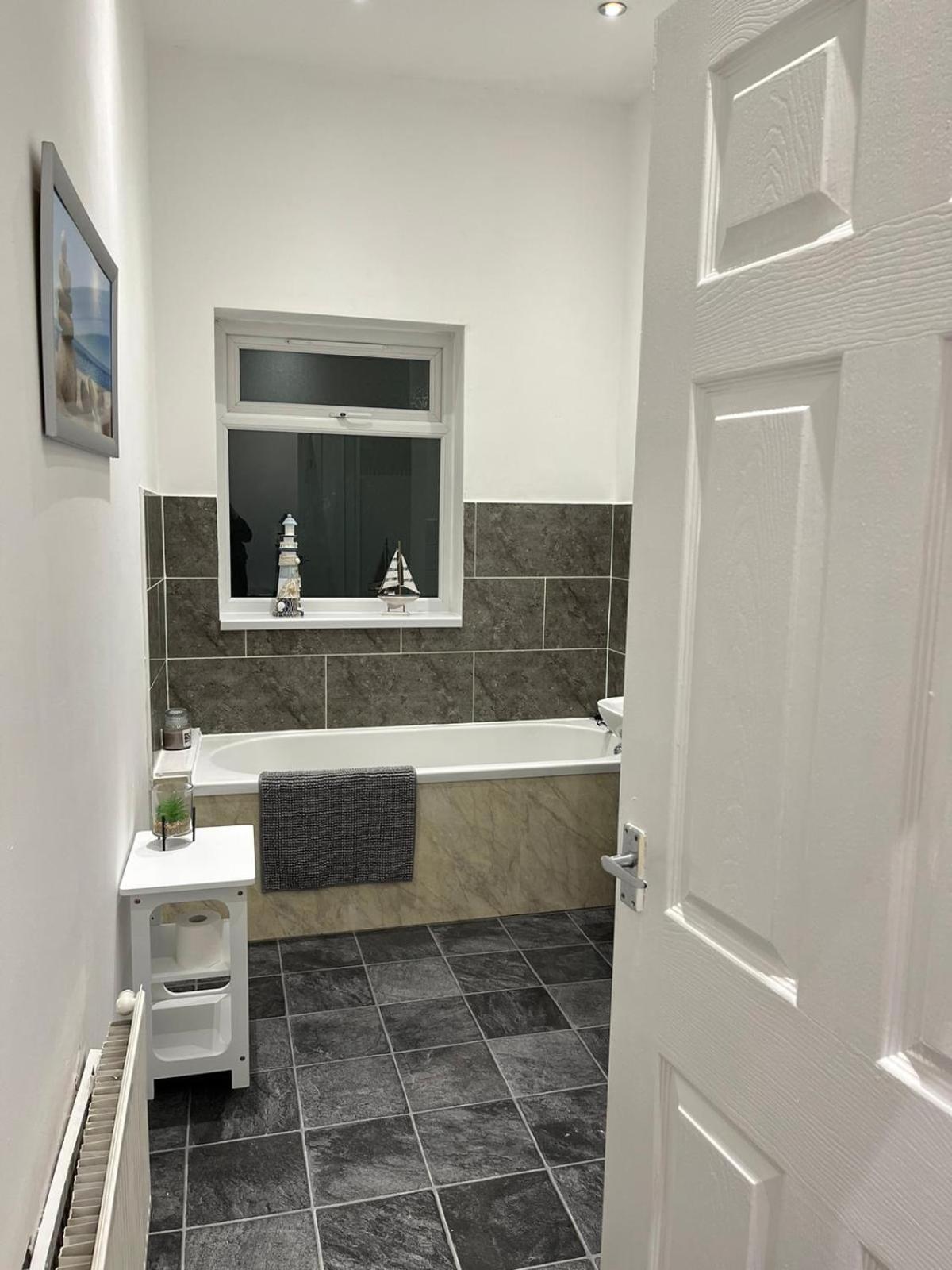 Large Ground Floor Apartment - South Shields - 3 Minutes From South Tyneside Hospital, 8 Minutes From Beach Exterior foto